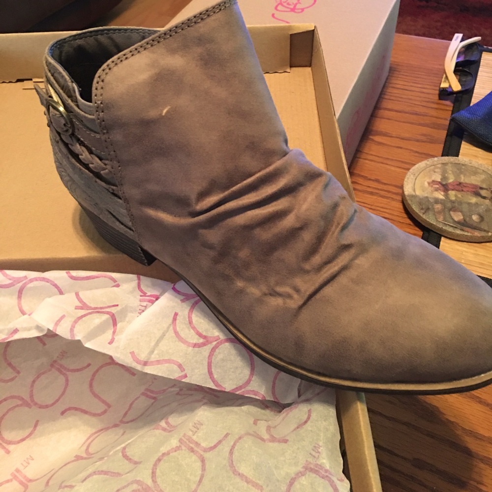 Ankle boots , with inner side zipper